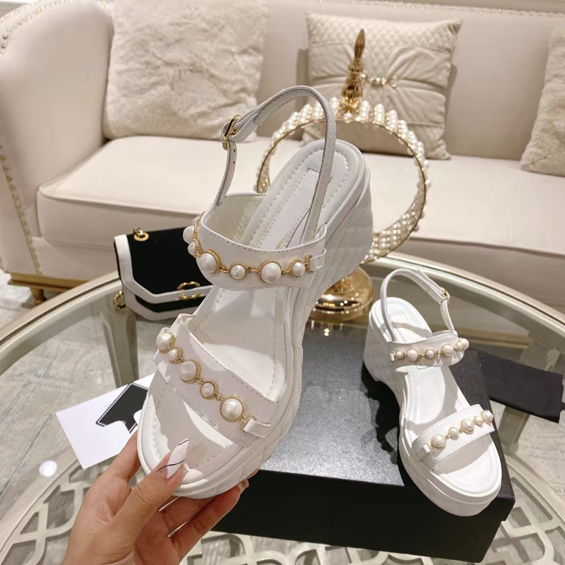 2023 Designer Luxury Square Head Toe Sandaler Kvinnor 100% läder Temperament Black White Pink One Word Buckle Shoes Ladys Fashion Pearl Metal Chain High Heels Sandal