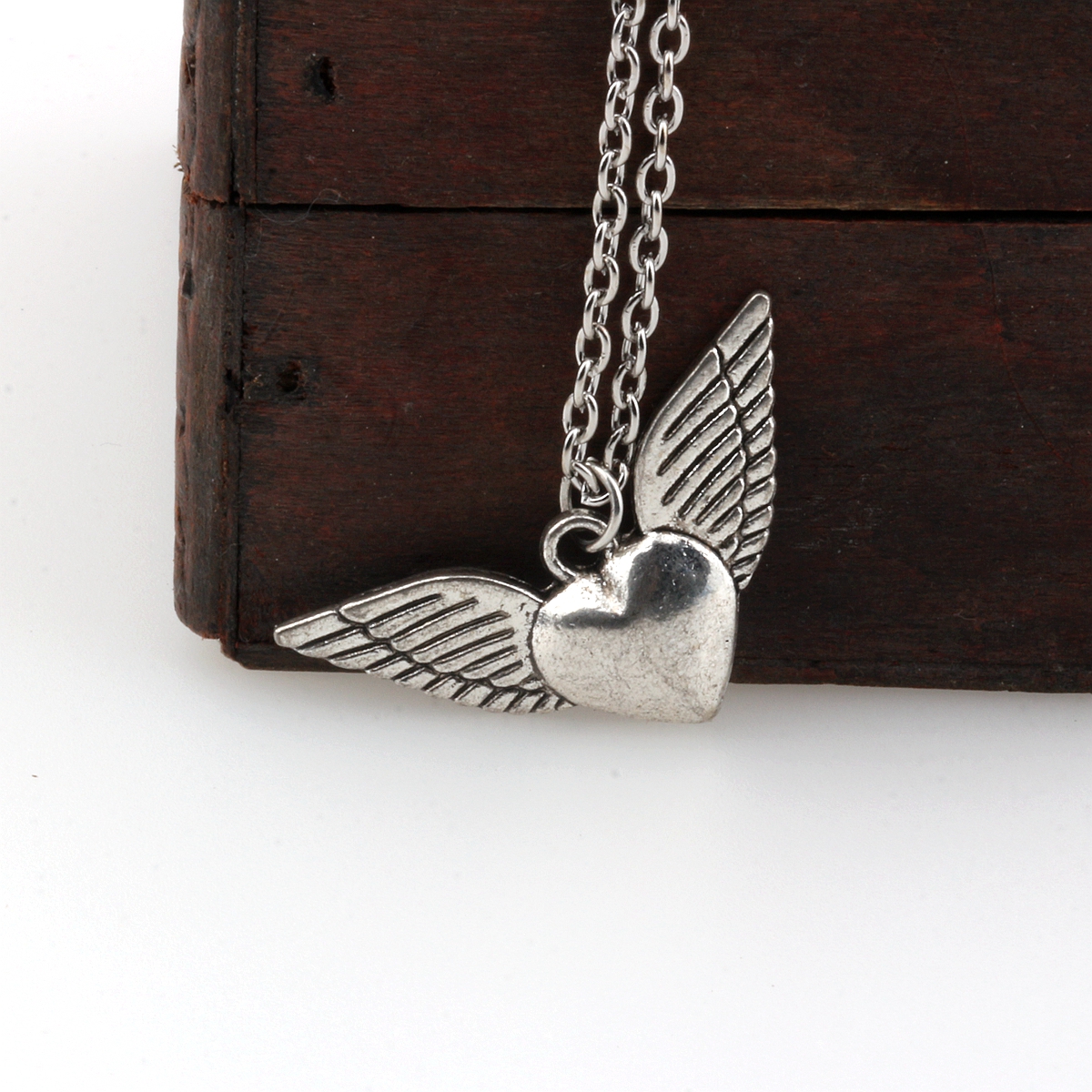 Vintage Heart Wing Pendant Necklace For Men Women Ancient Silver Color Fashion Elegant Jewelry Party Wedding Gift