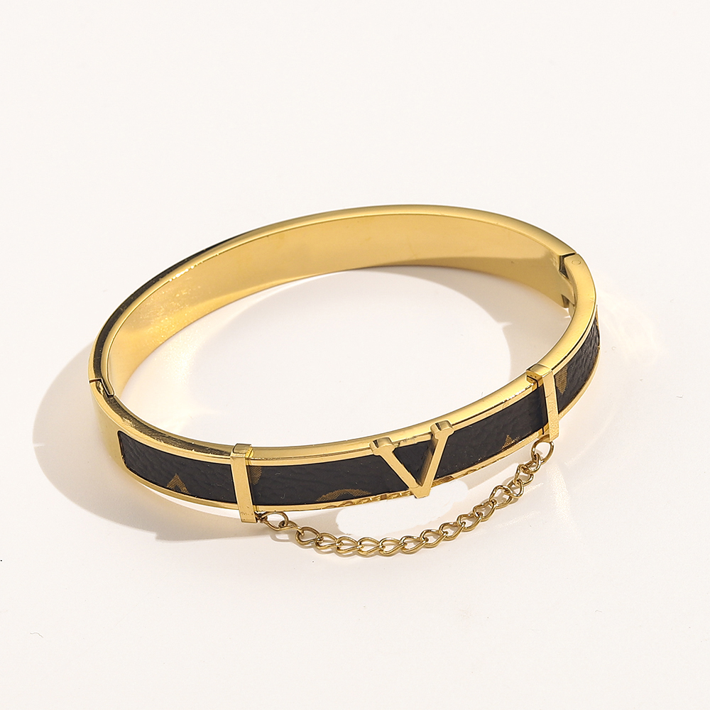 Bracelets de mode entiers femmes bracelet designer lettre chanceuse bijoux faux cuir plaqué or 18 carats bracelet en acier inoxydable femmes290S