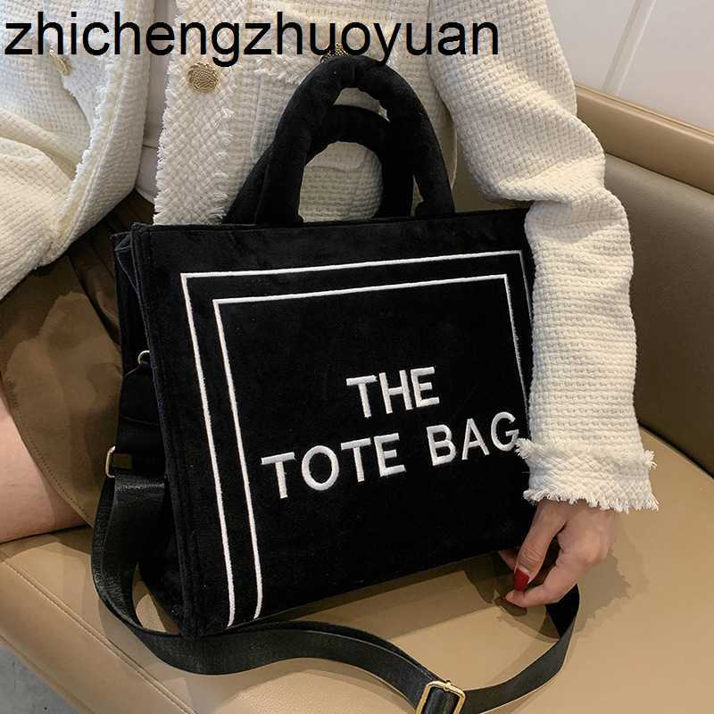 Дизайнерские женщины Tote Bag2023 Новый вышитый универсальный вариант большой пропускной способности к плечам Commuter Messenger Fashion Bag2493