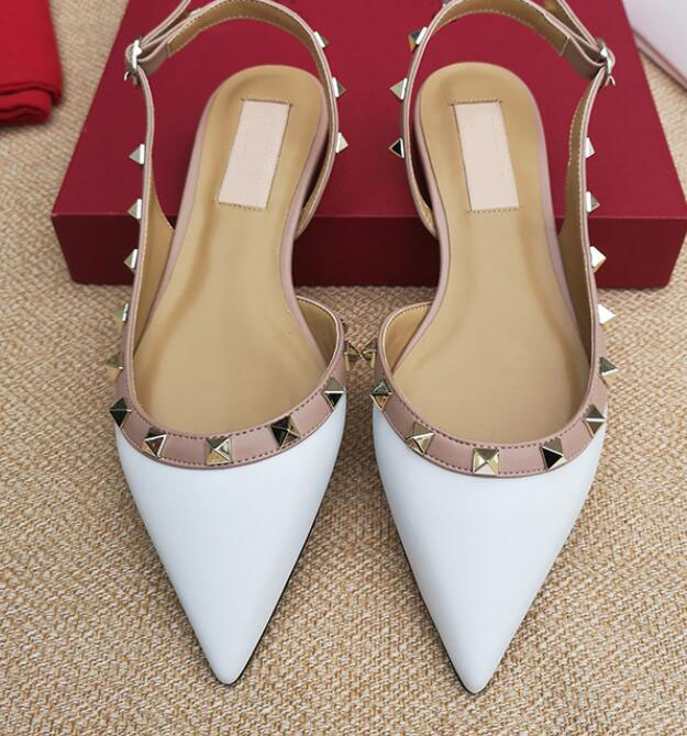 Sandálias de rebites de marca para mulheres de couro genuíno planas preto fosco sapatos pontiagudos 2023 clássicos de verão chinelos de grife sapatos de casamento 35-43