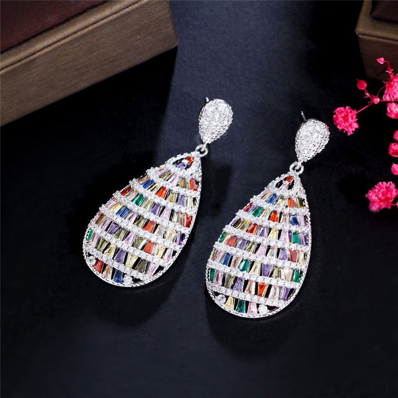 Charm Luxury Big Water Drop Colorful AAA Zirconia Cubic Earring Designer för Woman Party Copper Diamond Silverörhängen Sydamerikanska bröllopsengagemangsmycken