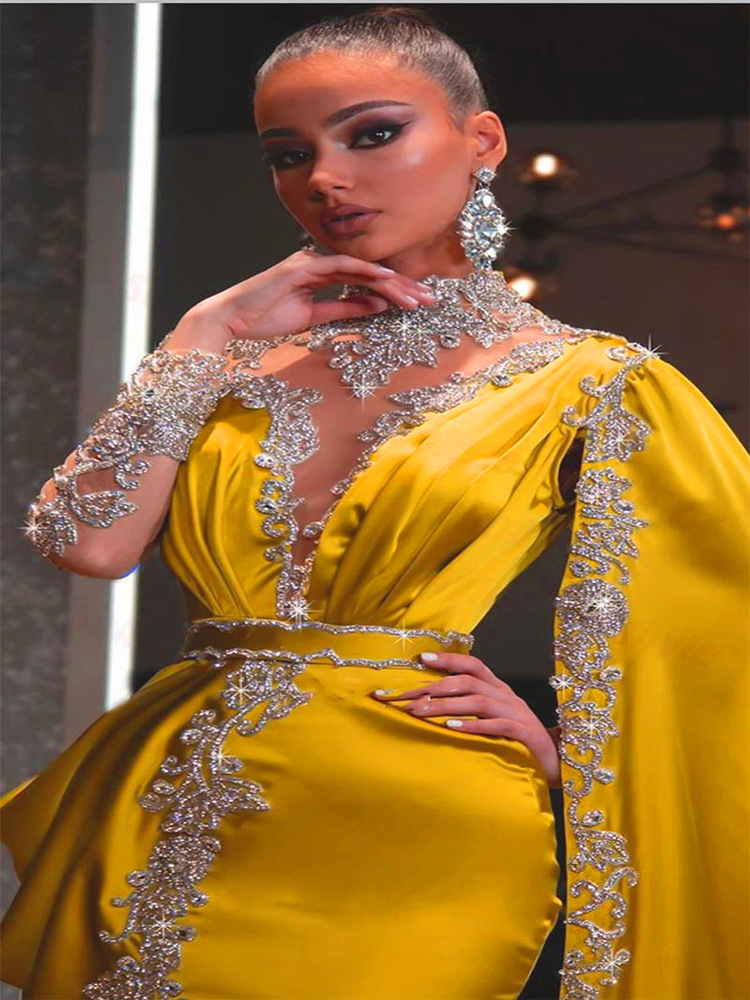 2023 Gold Party Dresses High Neck Beaded Rhinestones sjöjungfru Prom Gown Cape Long Sleeves Satin Arabiska Dubai Party Dresses