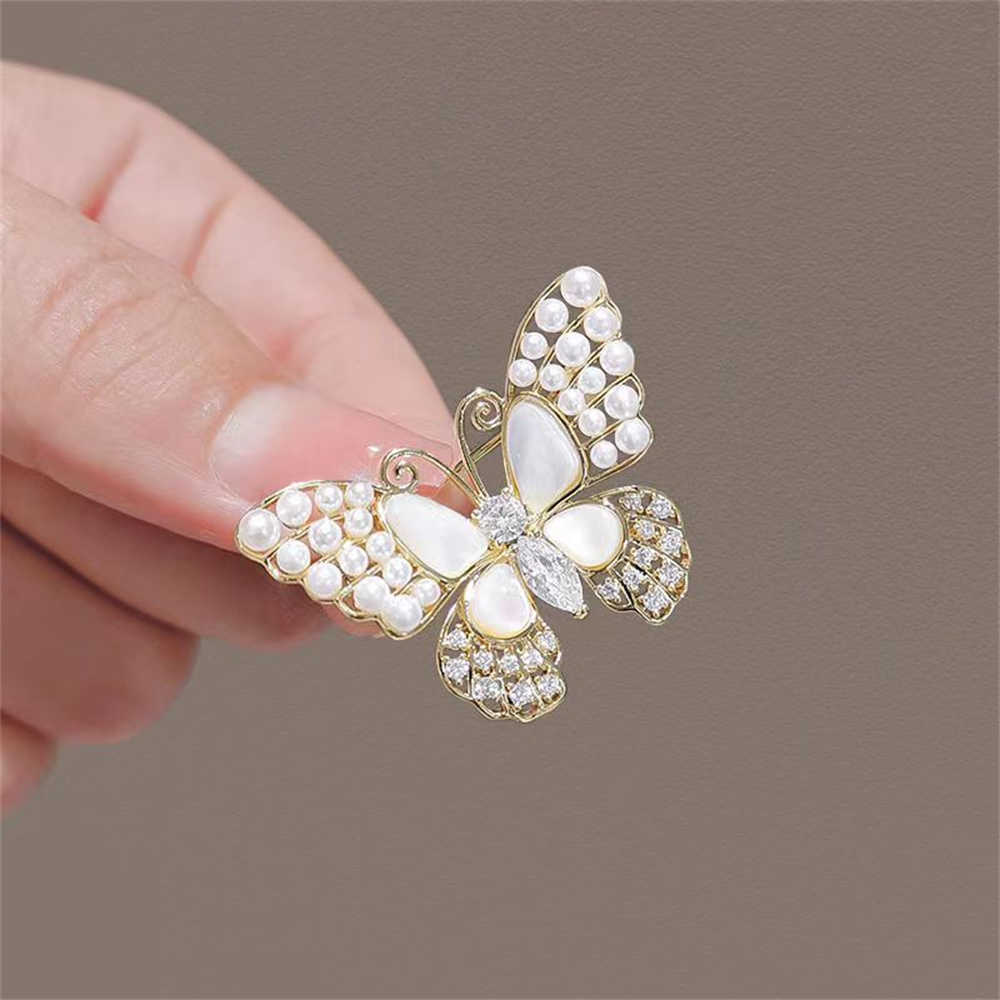 Pins Broschen Exquisite Schmetterlings-Damenbrosche, eng anliegende Knopf-Accessoires, imitieren elegant Perlen-Sommerkleid-Schmuck G230529