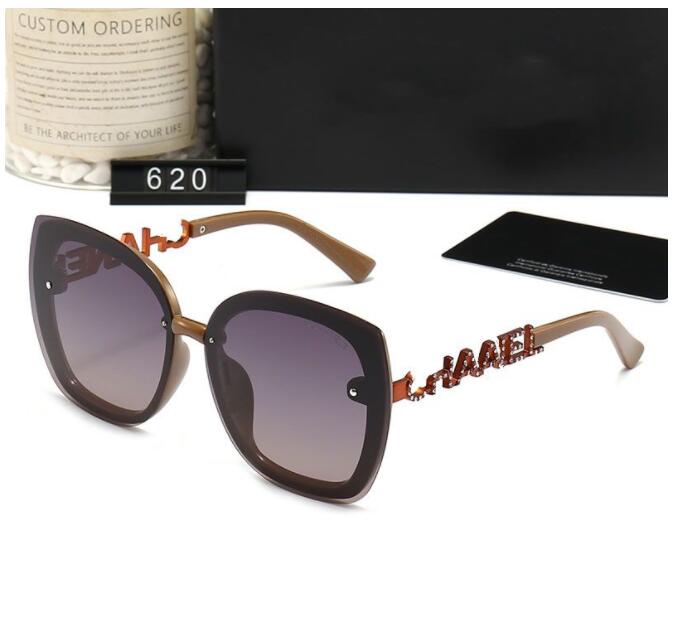 Nieuwe vierkante mode zonnebril voor mannen vrouwen zwart frame zilveren spiegel bloem brief lens rijden merk zonnebril buitensportbrillen