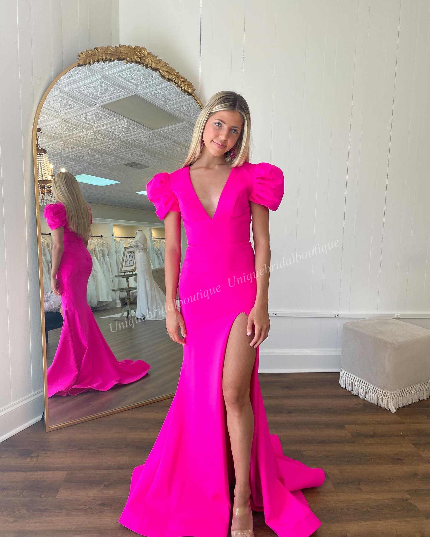 Fitted Prom Dress 2k23 Short Puff Sleeves Slit Fuchsia Crepe V-Neck Lady Pageant Gown Winter Formal Evening Party Wedding Guest Red Capet Runway Mother of the Bride