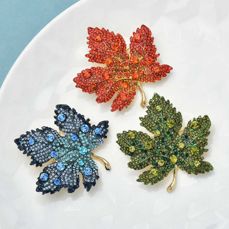 Broches Broches WuIi bébé Femmes Brillant Feuille D'érable Unisexe 3 couleurs Strass Beauté Plante Partie Bureau Poitrine Pin Cadeau G230529