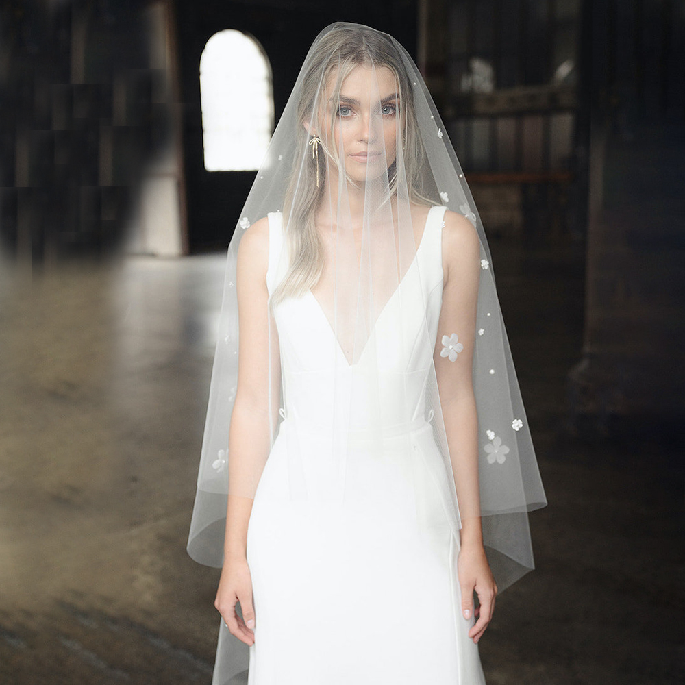 Prachtige Bloemen Bruidssluiers Witte Kathedraal Lengte Parels Bruiloft Sluier voor Bruid 3D Bloem Zacht Een Laag Hoofddeksel