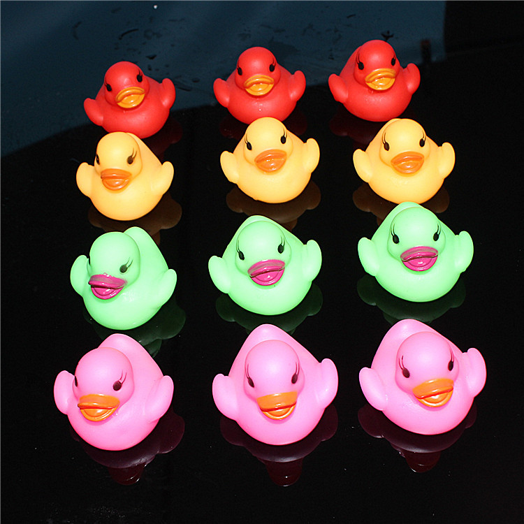 LED -vattenavkänning Luminescens Duck float blinkar Little Duck Baby Bathing Play Water Duck Wholesale