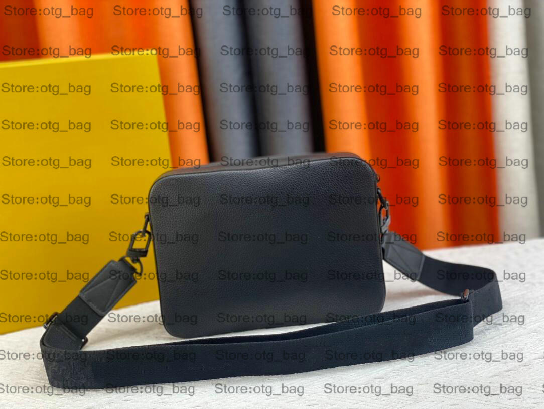 M22482 Fastline Messenger Bag Pre Collection Fall Winter 23 Aerogram läderdesigner Men lyxig kors kropp axelväska m22611 marinblå svart axelväska handväska