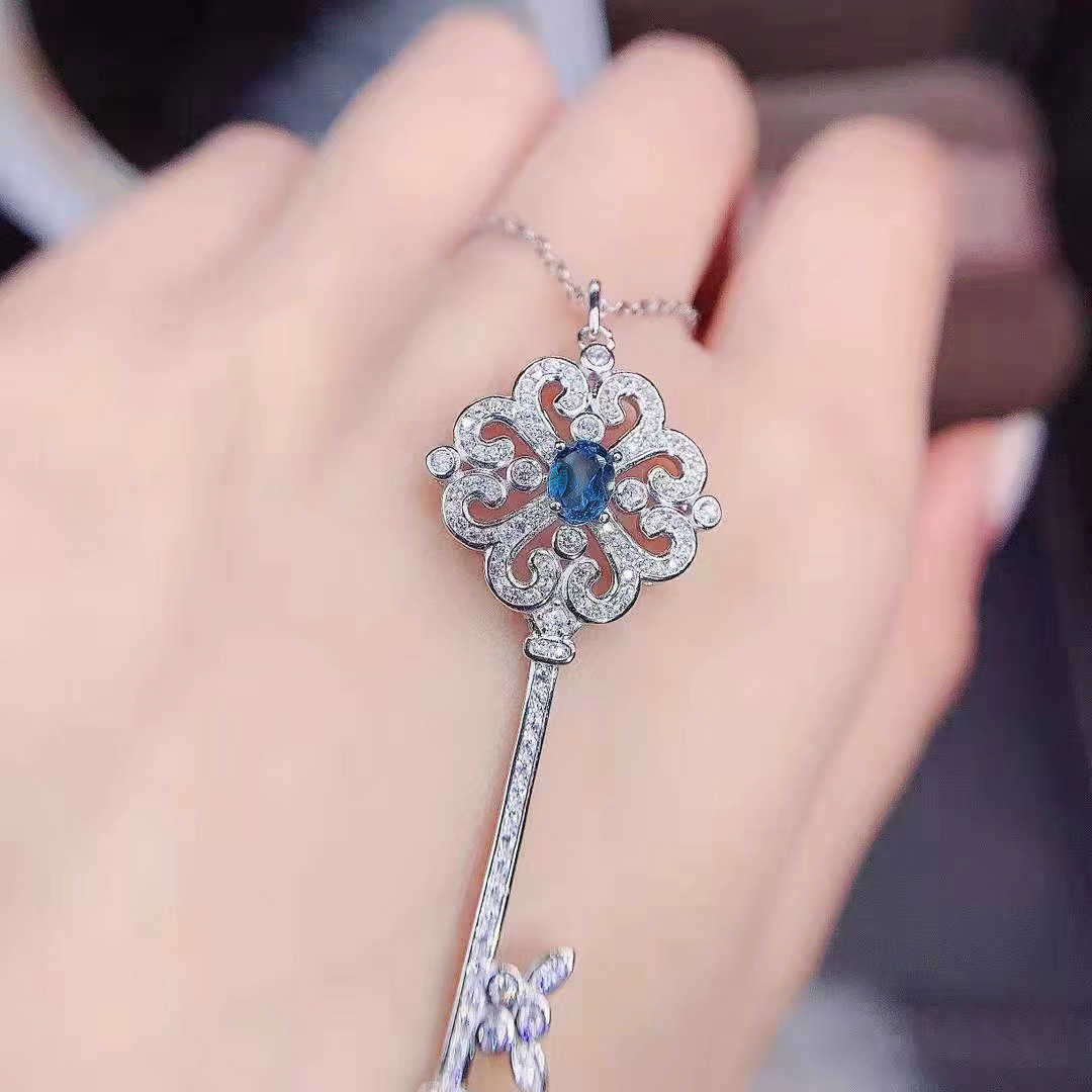 Designer Brand Blue Key Necklace Female Tiffays Sunflower Collar Chain Full Zircon Fashion Personlig mångsidig och färglös med logotyp