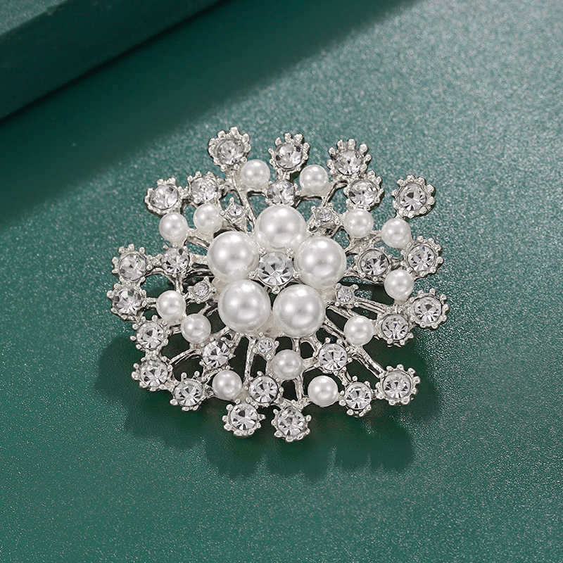 Pins broszki Weimanjingdian marka wysokiej jakości srebrna srebrna symulowana dekoracja kwiatów perłowych dla kobiet lub bukiety ślubne G230529