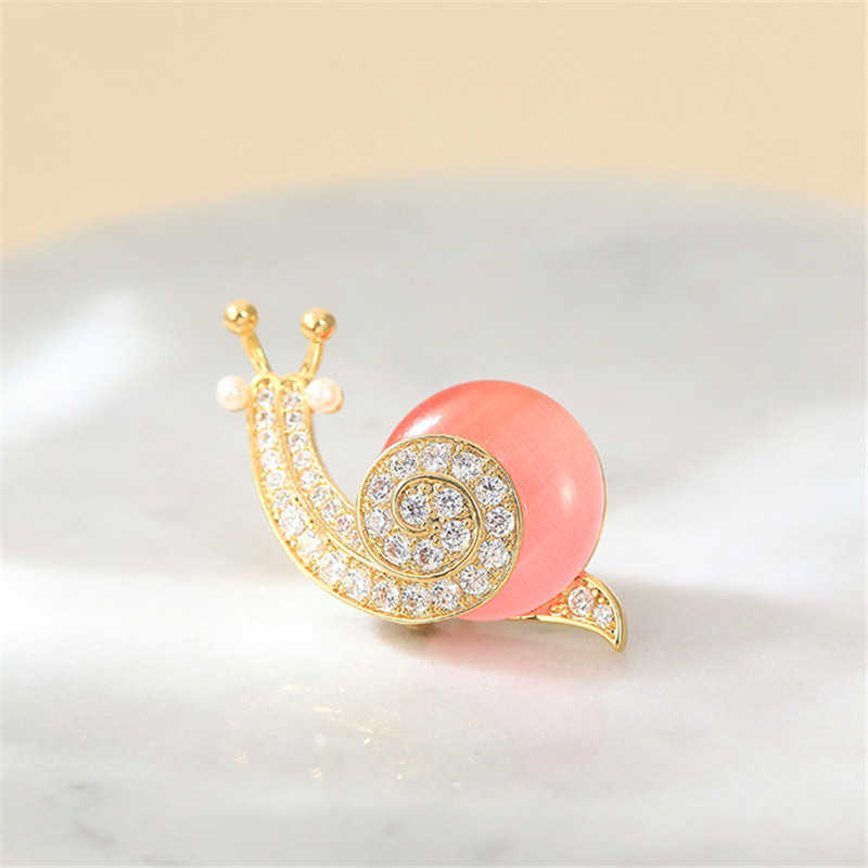 Pins Brooches Simple and elegant crystal pink opal lovely snail suitable for men women luxury gold zircon animal alloy brooch G230529