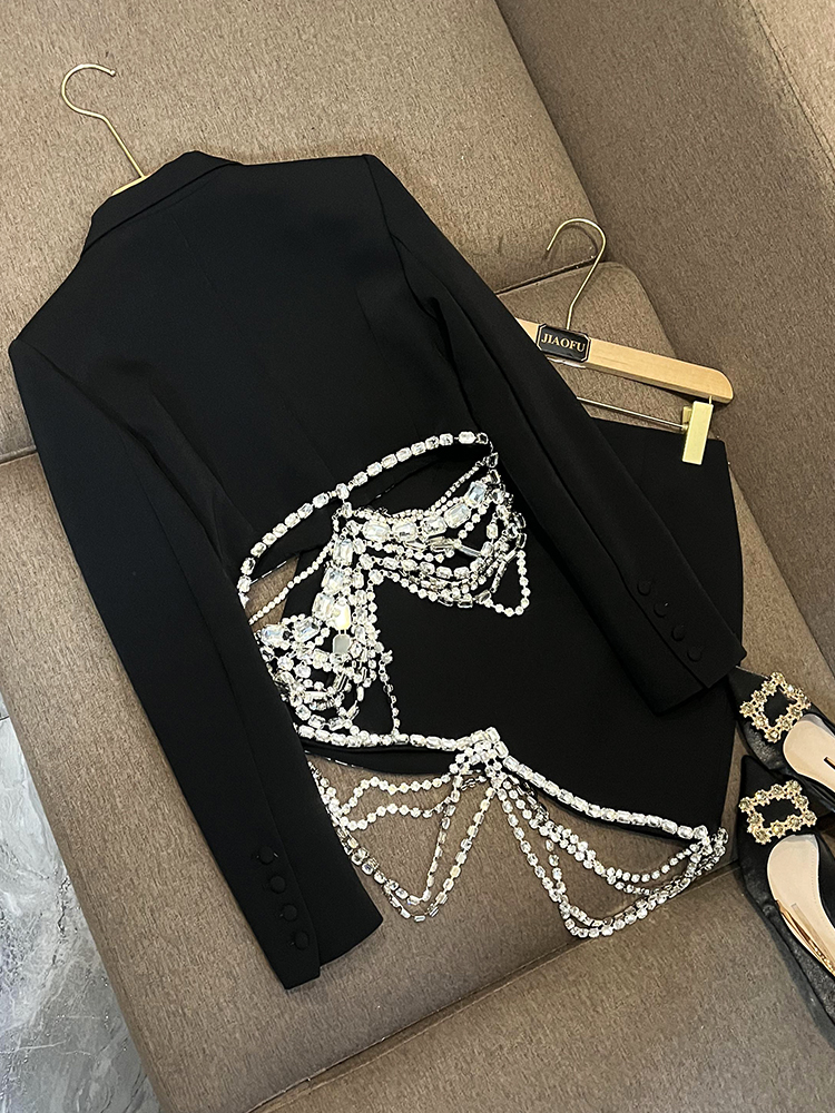 2023 Autunno Catene di strass nero / bianco Set di abiti a due pezzi Blazer a maniche lunghe con bavero con risvolto Top Abiti con gonna corta O3L012237