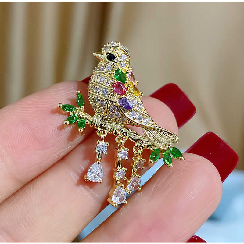 Pins Broschen Weibliche Mode Regenbogen Kristall Schöner Vogel Geeignet für Frauen Luxus Gold Zirkon Legierung Tier Brosche Sicherheitsnadel G230529