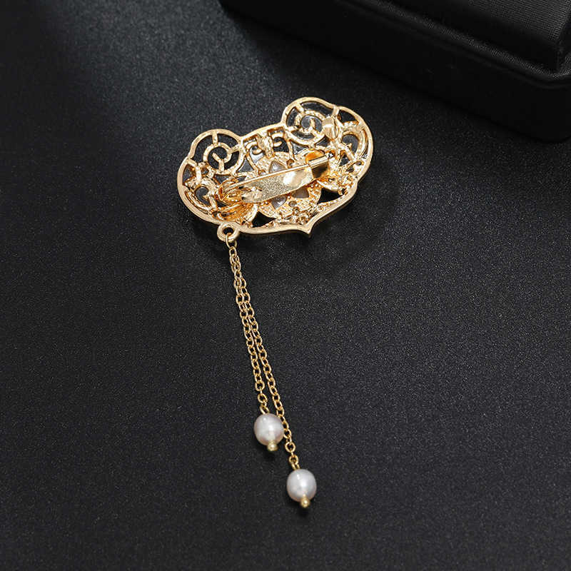 Pins Brooches Women's retro pearl shell Lute fan women's luxury gold alloy enamel lace safety pin G230529