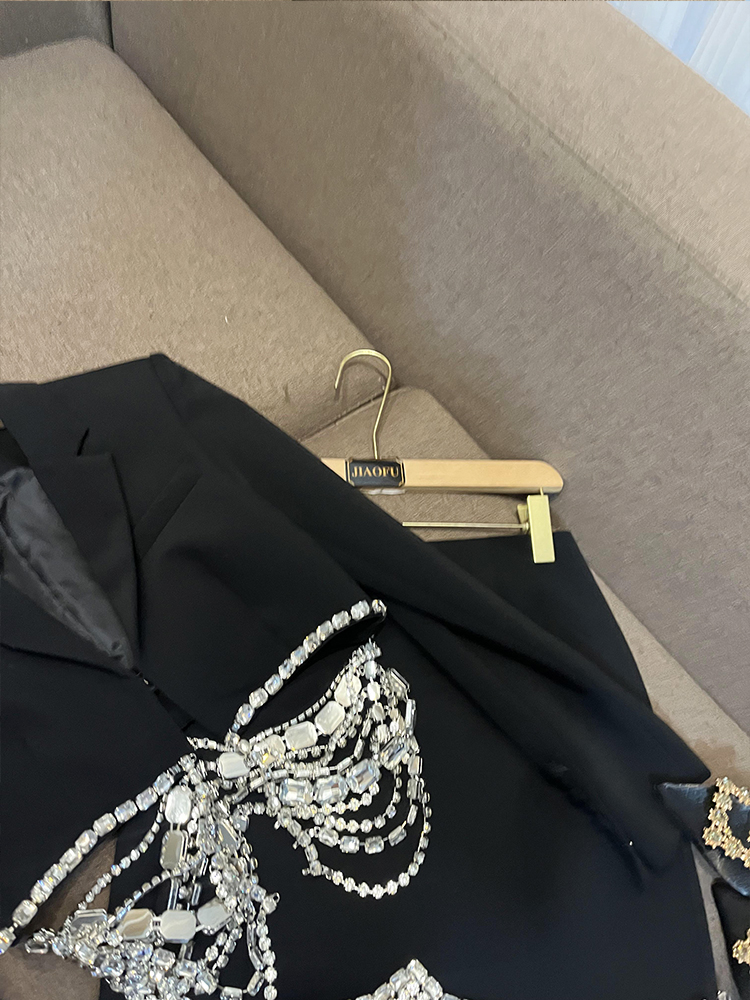 2023 Sonbahar Siyah / Beyaz Rhinestone Zincirleri İki Parça Elbise Seti Uzun Kollu Çentikli-Lapel Blazers Üst Kısa Etek Takım Seti O3L012237