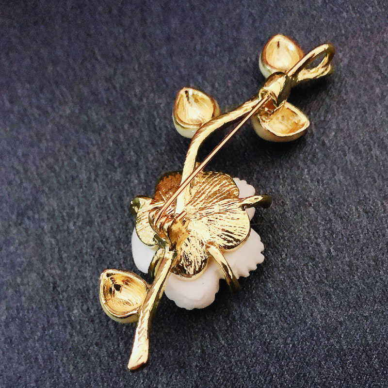 Pins Broschen einfache Perle Muschel weiße Blume Damen Luxus Gelbgold Legierung Pflanzenbrosche Sicherheitsnadel G230529