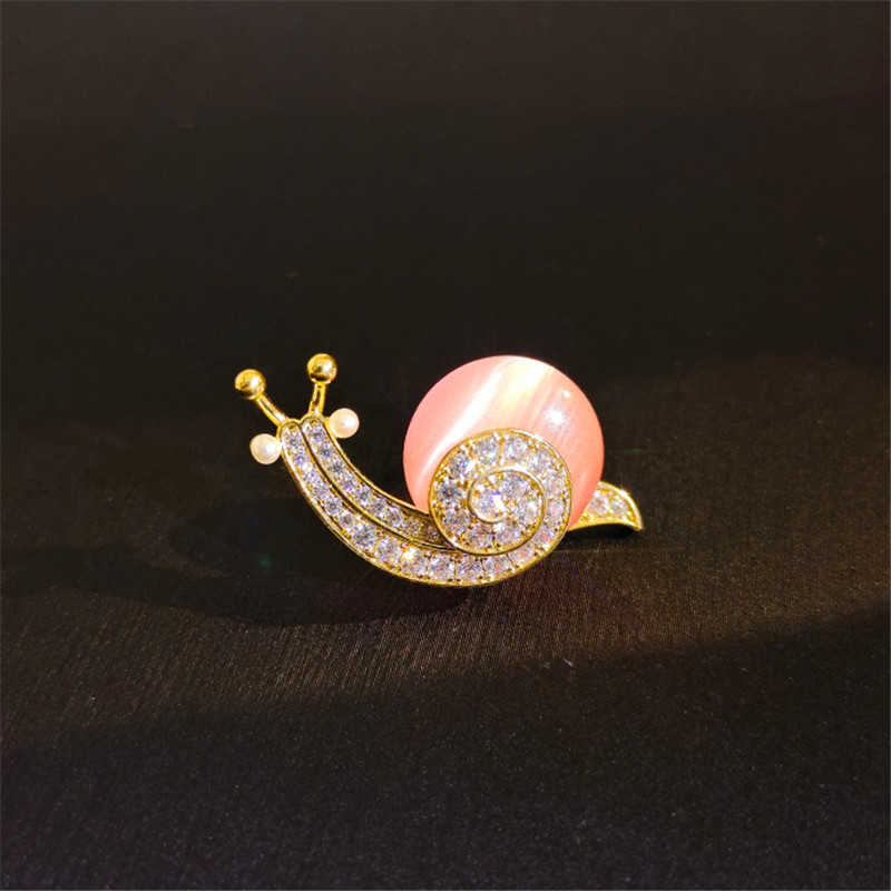 Pins Brooches Simple and elegant crystal pink opal lovely snail suitable for men women luxury gold zircon animal alloy brooch G230529