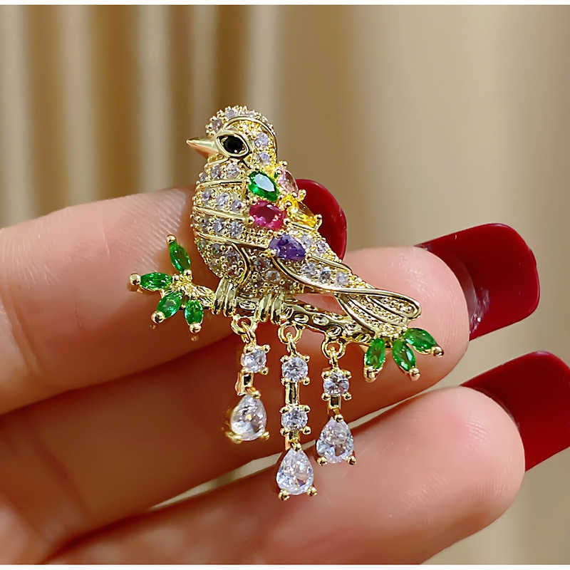 Pins Broschen Weibliche Mode Regenbogen Kristall Schöner Vogel Geeignet für Frauen Luxus Gold Zirkon Legierung Tier Brosche Sicherheitsnadel G230529