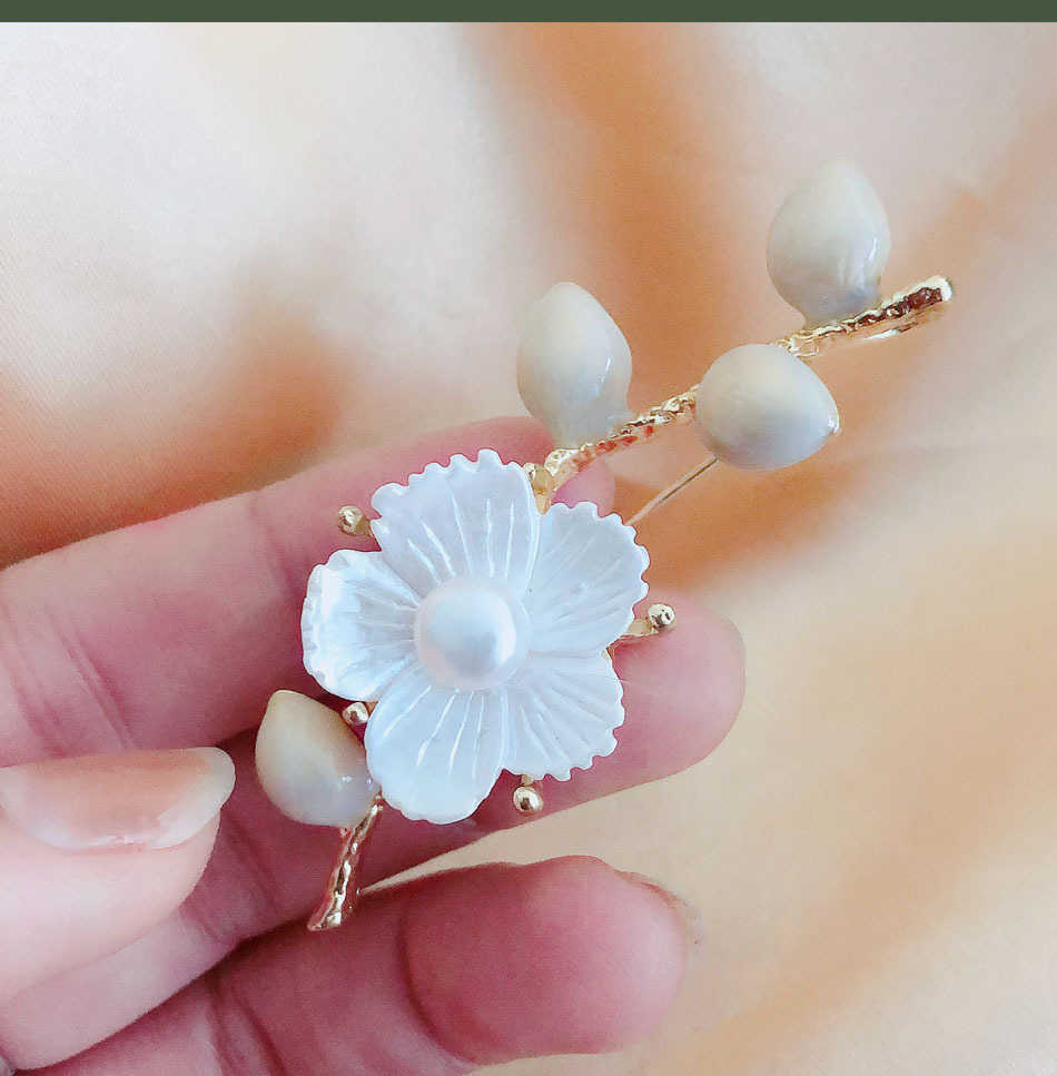 Pins Broschen einfache Perle Muschel weiße Blume Damen Luxus Gelbgold Legierung Pflanzenbrosche Sicherheitsnadel G230529