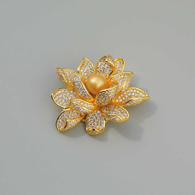 Alfinetes broches femininos simples pérola branca grande flor de cristal broche de liga de zircão dourado luxo feminino broche de planta G230529