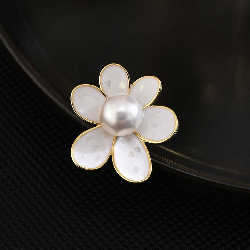 Broches Broches Femmes mode blanc perle coquille fleur femmes luxe or jaune alliage plante broche goupille de sécurité G230529