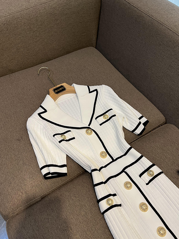 2024 Été Blanc / Noir Couleur Contrastée Robe Tricotée À Panneaux À Manches Courtes Boutons À Revers Encoché Robes Décontractées À Simple Boutonnage O3L011803