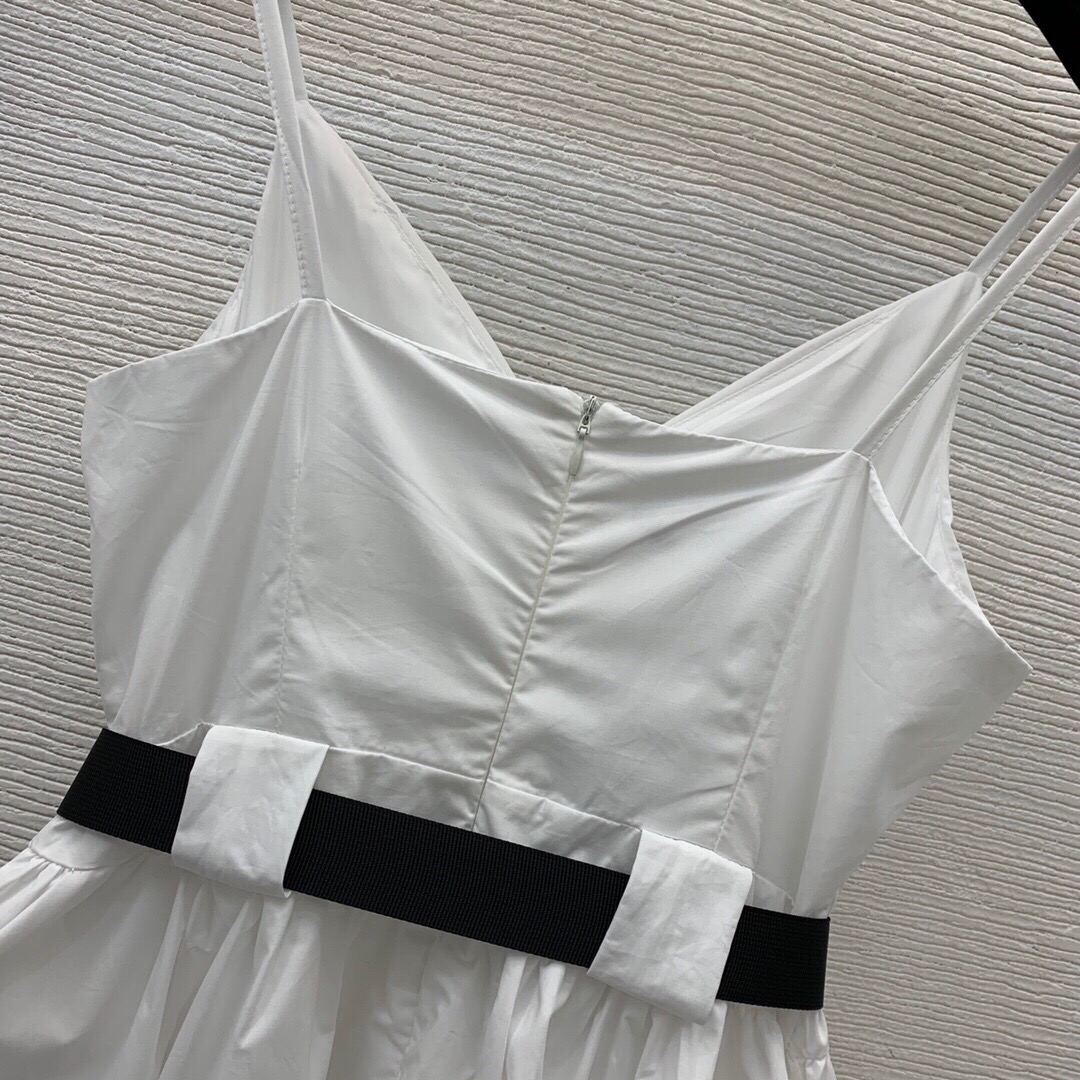 Designer-Damenmode im Sommer-Promi-Stil mit plissiertem Brustdesign und dreieckigem Etikett, schrumpfendem Baumwoll-Taillenkleid mit schmalem Träger und Gürtel in Schwarz und Weiß S-L