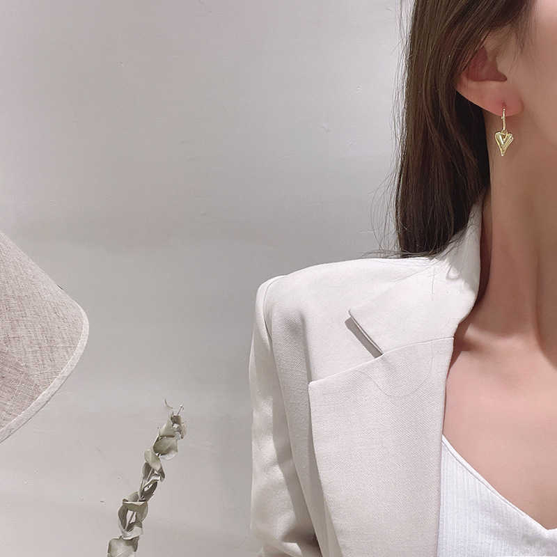 Urok 2022 Cut Miłość serce metalowe kropla dla kobiet Korea Południowa romantyczne eleganckie małe kolczyki para biżuterii g230602