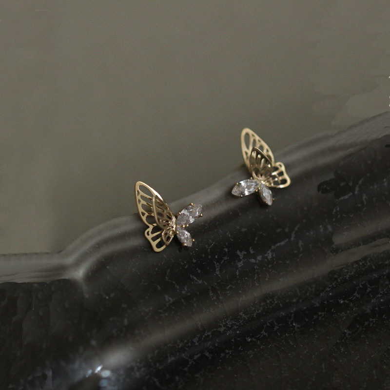 Stud New Fashion Hollow Butterfly Stud Lämplig för kvinnor Shiny Zirconia Söta djur Utsökta örhängen Girls Minimalistiska smycken Gifts G230602