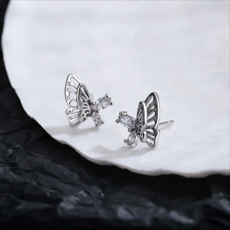 Stud New Fashion Hollow Butterfly Stud Lämplig för kvinnor Shiny Zirconia Söta djur Utsökta örhängen Girls Minimalistiska smycken Gifts G230602