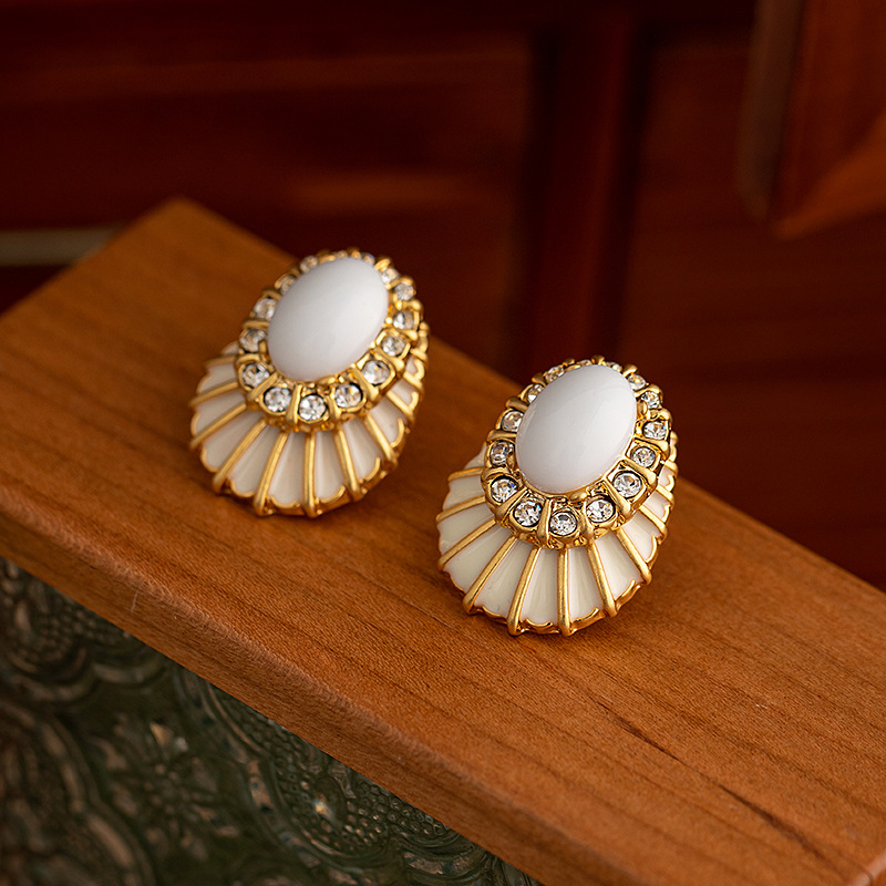 Medieval pearl shell earrings female niche design retro style earrings vintage French light luxury women earrings E07