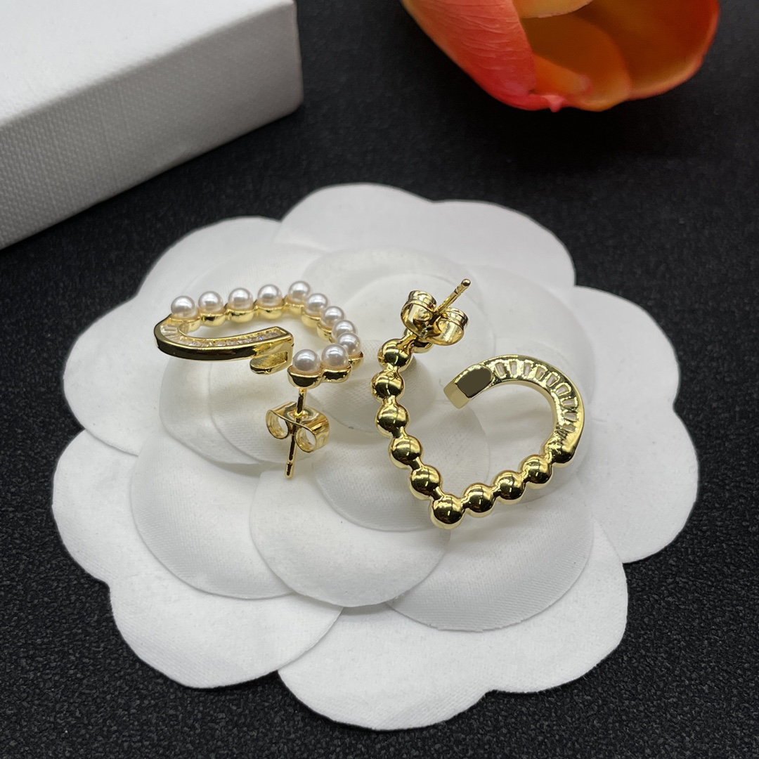 Orecchini a cerchio da donna di piccole dimensioni Fashion Letter Love Orecchini a bottone in oro Lady Luxury Designer Heart Earring Marchi Gioielli all'ingrosso