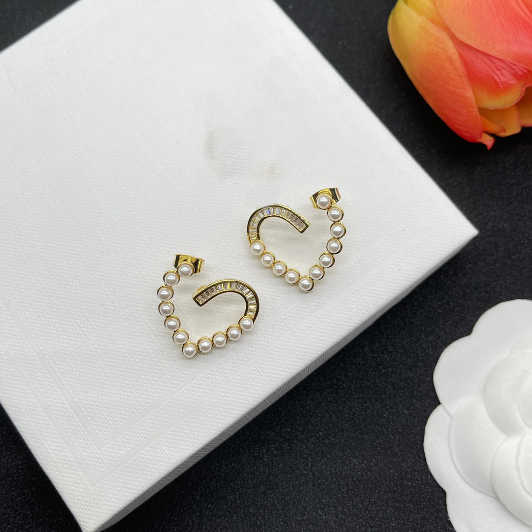 Orecchini a cerchio da donna di piccole dimensioni Fashion Letter Love Orecchini a bottone in oro Lady Luxury Designer Heart Earring Marchi Gioielli all'ingrosso