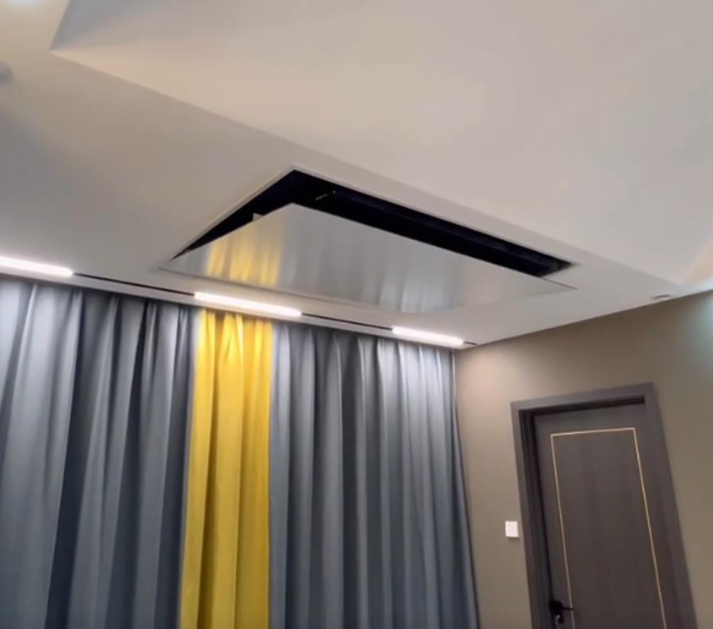 32-75inch neerklapbare lift gemotoriseerde elektrische naar buiten model verborgen plafond TV-montagelift voor thuis- en vergaderruimte en hotel- en vergadergebruik opklapbare lift