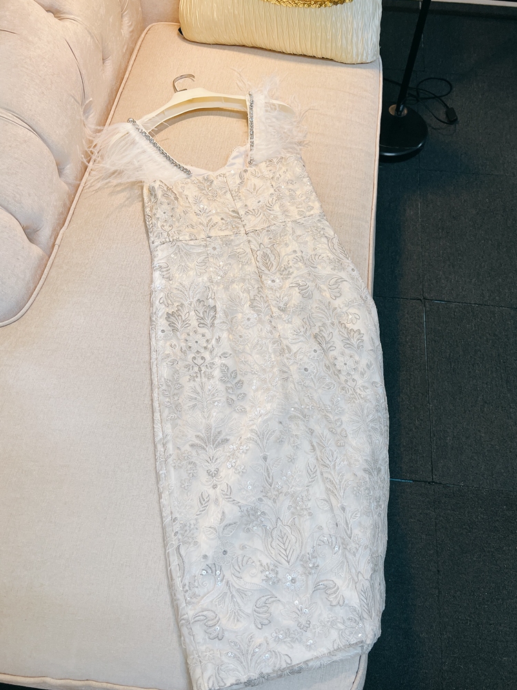 2023 Yaz Nakış Tül Sequins Elbise Spagetti Kayış Sevgilim Boyun Panelli Tüy Diz Uzunlukta Günlük Elbiseler A3L041214
