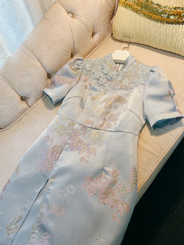 2023 Summer Blue Floral Print Paneled Lace Cheongsam Dress 1/2 Half Sleeve Stand Collar Buttons Kne-Lengen Casual Dresses Y3L04