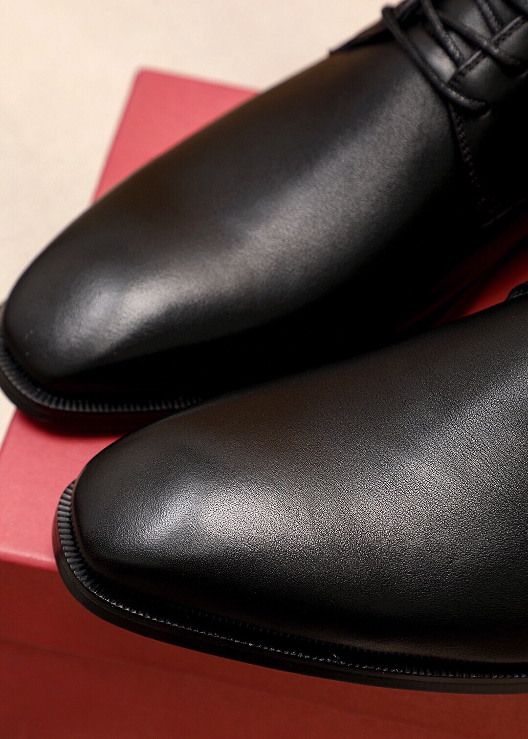 2023 Maza moda koronkowa buty designerskie buty mężczyzn Mężczyzny Business Business Oxfords Nowe klasyczne oryginalne garnitury skórzane Flats Rozmiar 38-45