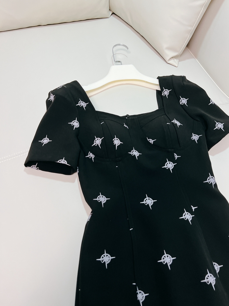 2023 Summer Black Print Mini Dress Kort ärm Square Neck Paneled Short Casual Dresses D3L062099