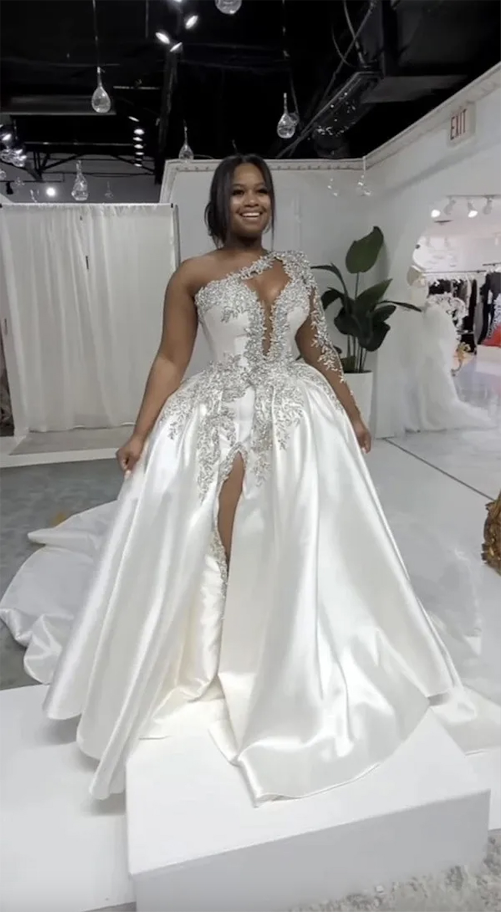 2023 Blanc Plus La Taille Arabe Aso Ebi Cristaux Robe De Mariée Haute Split Brillant Noir Fille Une Épaule Sexy Satin Robes De Mariée