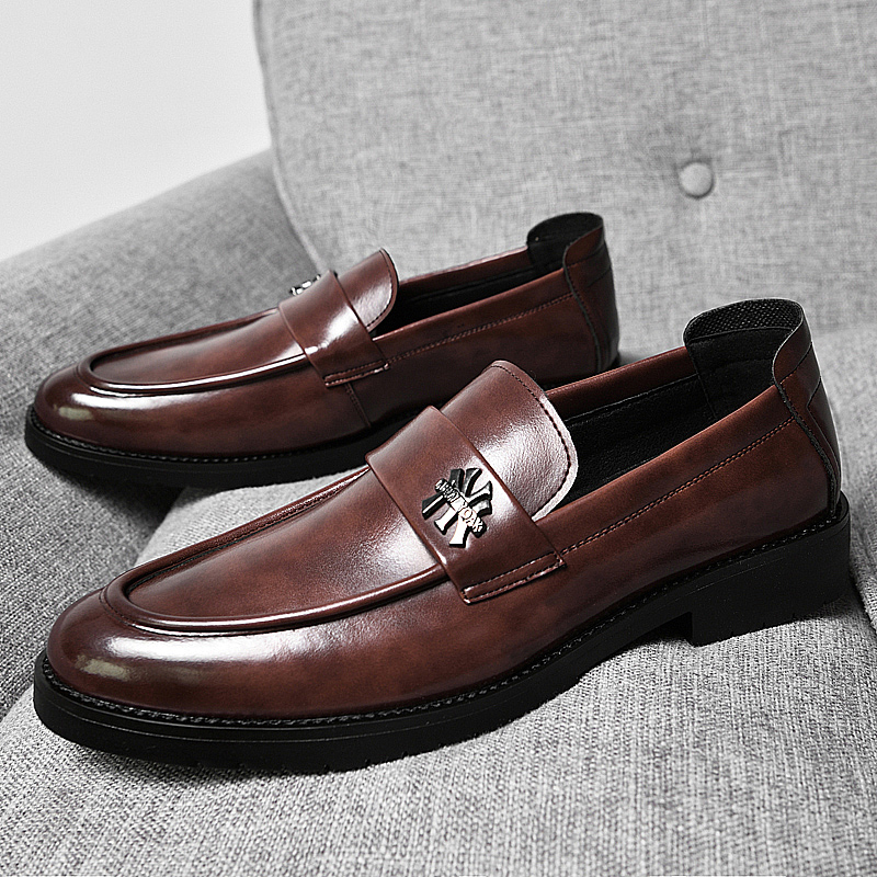 Lyxvarumärkesdesigner tigerhuvud dekorativa lefferskor mjuka läder män pekade casual skor svart brun gentleman formella affärsläderskor
