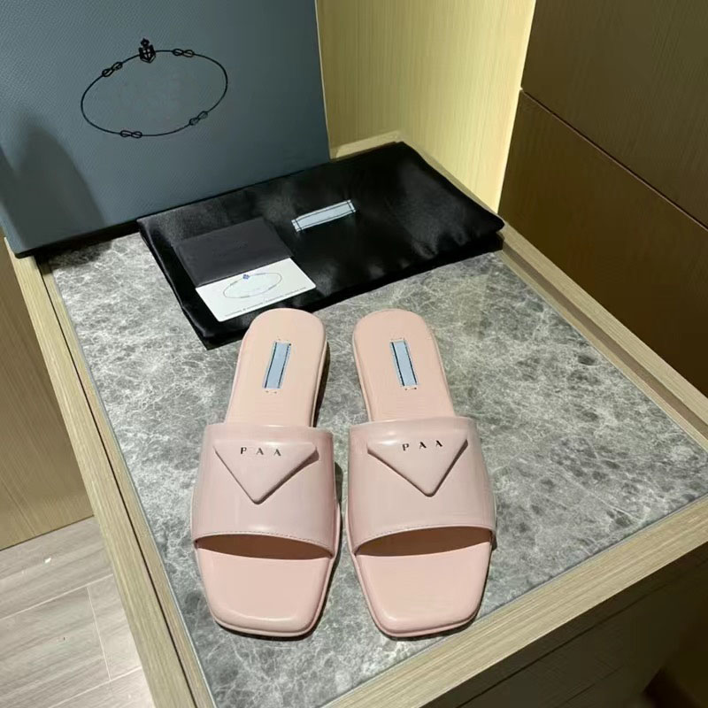 Designer femmes sandales mode d'été luxe décontracté logo triangle plat plage style classique ne fait pas mal aux tongs de pied