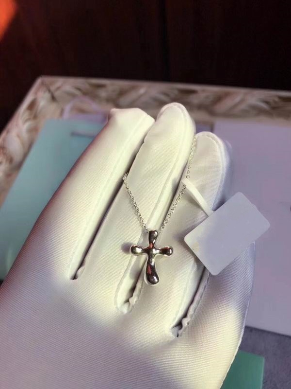 2023 härlig söt hänge halsband Långt silver tunt rostfritt stålkedja Cross Designer Kvinnor halsband med blå dammväska och låda