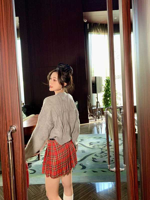 Designer de saias high-end no início da primavera novo estilo universitário fivela de couro decoração saia xadrez vermelha plissada W8WP