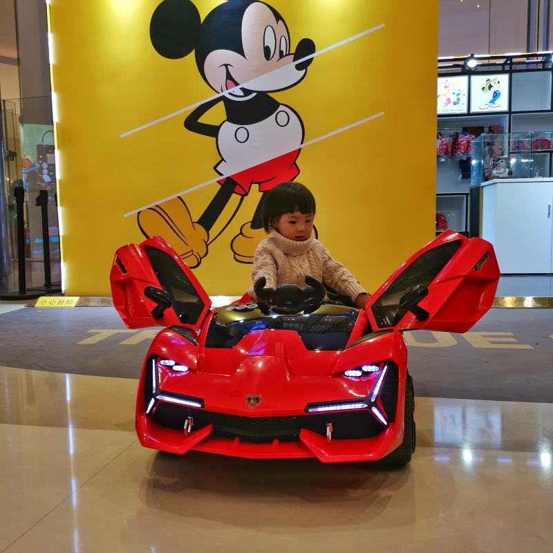 Novo veículo elétrico infantil com quatro rodas e porta hidráulica com controle remoto para assento de carro infantil de 1 a 6 anos