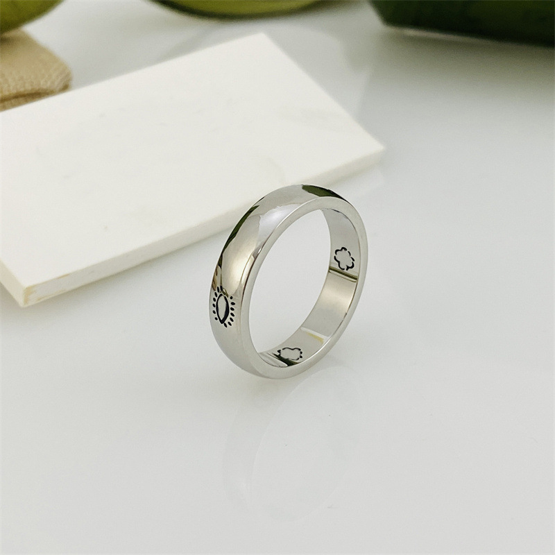 Modedesigner Classic Band Ring Men Lady Titanium Steel Ring Carving Plaid Letter Engagement smal och breda ringar storlek 5-11