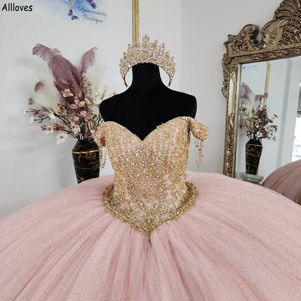 Lindo Vestido de Baile Princesa Rosa Empoeirado Vestidos Quinceanera Para Meninas Ombro Fora Renda Dourada Saia Bufante Aplicada Baile de Formatura Vestido de Aniversário Doce 16 Vestido CL2435