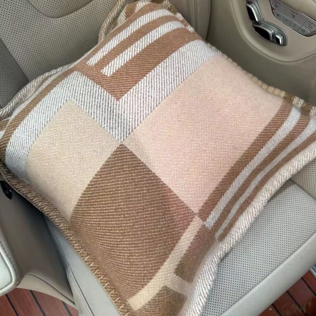 Designer Luxury Pillowcase Real Wool Cashmere Cushion Cover 3 kleuren groot formaat 50*50 cm bewegwijzering CushionCover Classic Patroon voor binnensteun naar buitenauto