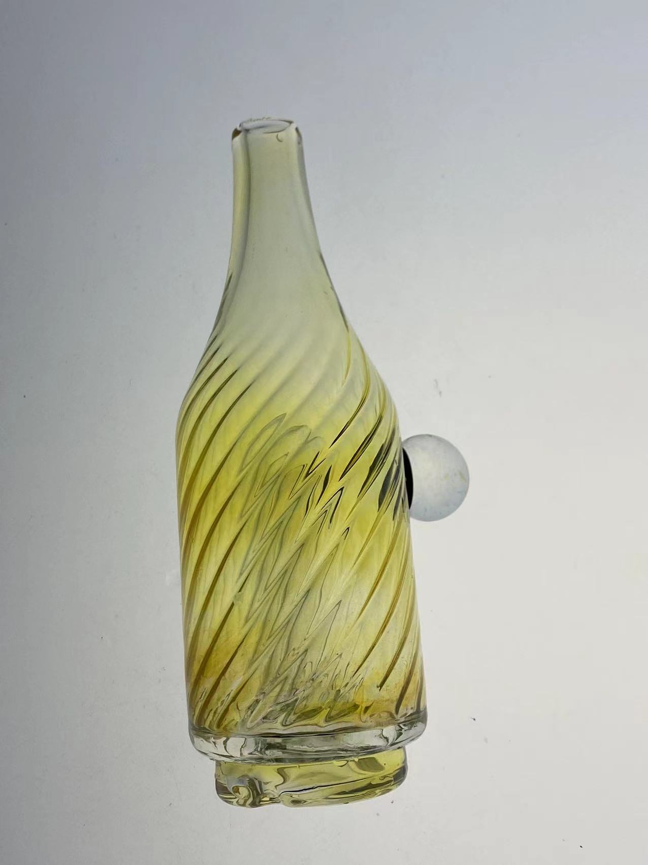 hookah carta en peak glass recyclers zijn uitgerust met zilveren gerookte wijnflesvormige bekers met een alleen marmeren glazen blad